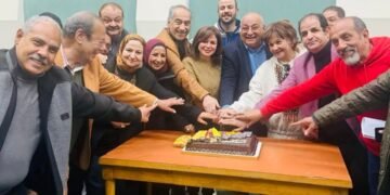 الهام شاهين والجيران لبعضيها