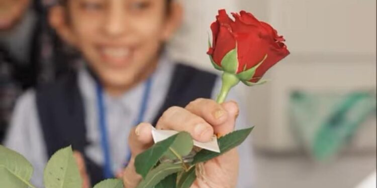 أطفال المواهب الواعدة بالاحساء يرسمون البسمة على وجوه كبار السن في مستشفى الموسى للتأهيل