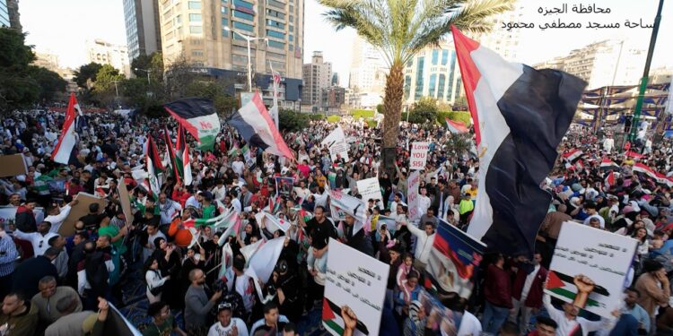 بالصور ..وقفات حاشدة بالملايين لتأييد الرئيس السيسى والرافضة لتهجير الفلسطينيين ودعم القضية الفلسطينية