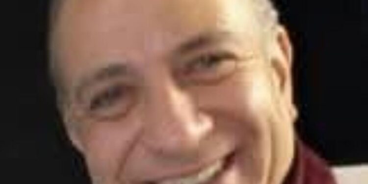 الاعلامى القدير د. مصطفى عبدالوهاب يفكر معكم ويسأل: ما أعجب النهايات الحزينة لمن اسعدوا الملايين!