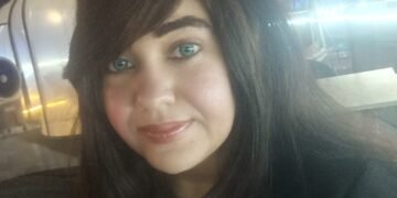 وحِذائِى العالِى يسبِقُنِى لِخُطوات وحيثُ إليكَ سرِيعاً يخطُو إليكَ يأخُذُنِى