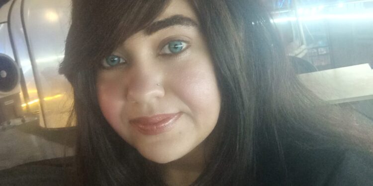 وحِذائِى العالِى يسبِقُنِى لِخُطوات وحيثُ إليكَ سرِيعاً يخطُو إليكَ يأخُذُنِى