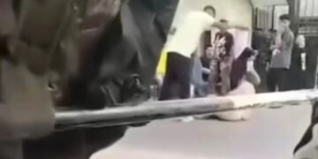 الفنانة صحراء صلاح الدين تنقل لكم بدموعها: من يرحم هذه المسنة من بلطجى يضربها امام الجميع!