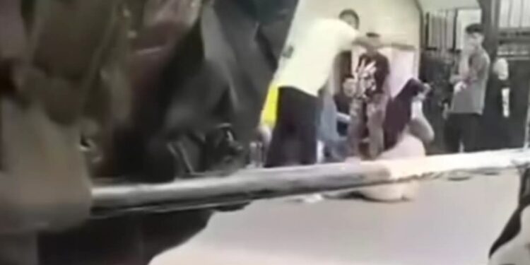 الفنانة صحراء صلاح الدين تنقل لكم بدموعها: من يرحم هذه المسنة من بلطجى يضربها امام الجميع!