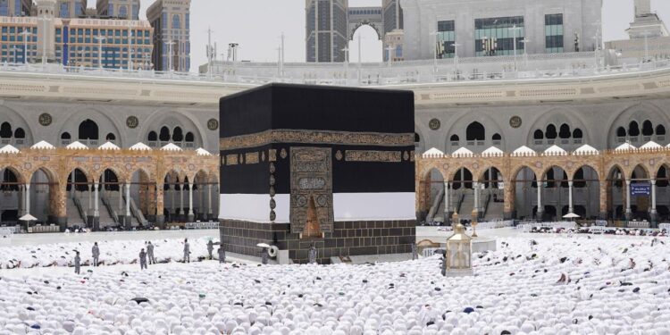 فضيلة الشيخ الدكتور بندر بليلة في خطبة الجمعة بـ المسجد الحرام:“سلِّموا أموركم لله، فإن البلاء يوقظ القلوب، والدعاء الصادق مفتاح الرحمة.”