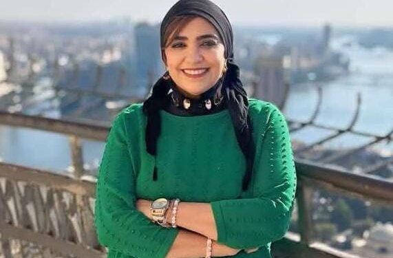 امانى فارس تندهش معكم وتسأل: معقول بتعلم اولادنا اصول الاقتصاد والبنوك وشايله فلوسها تحت السرير!