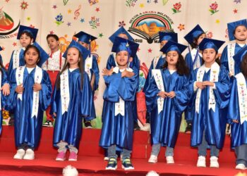 رانيا يحيى والبقلى فى احتفالية نهاية العام بمدرسة نجيب محفوظ بميلانو