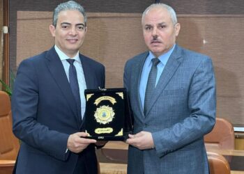 جامعة قناة السويس تُكرم نقيب الإعلاميين لأبحاثه في العلوم البينية بين الاقتصاد والإعلام.