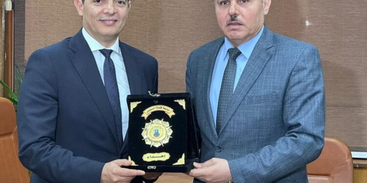 جامعة قناة السويس تُكرم نقيب الإعلاميين لأبحاثه في العلوم البينية بين الاقتصاد والإعلام.