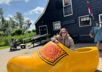 بالصور ليلى علوى تداعب جمهورها من زانس سانس هولندا