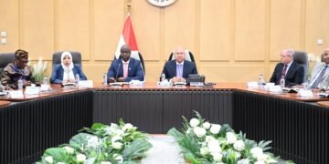 وزير الصناعة والنقل يلتقي وزير النقل والطيران بجمهورية سيراليون