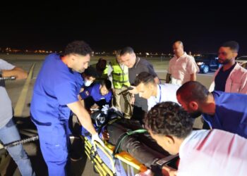 تحرك سريع واستقبال بمطار الجونة..محافظ البحر الأحمر ينتقل لموقع حادث حفار جبل الزيت ويزور المصابين الناجيين للاطمئنان عليهم