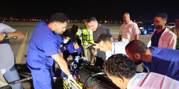 تحرك سريع واستقبال بمطار الجونة..محافظ البحر الأحمر ينتقل لموقع حادث حفار جبل الزيت ويزور المصابين الناجيين للاطمئنان عليهم