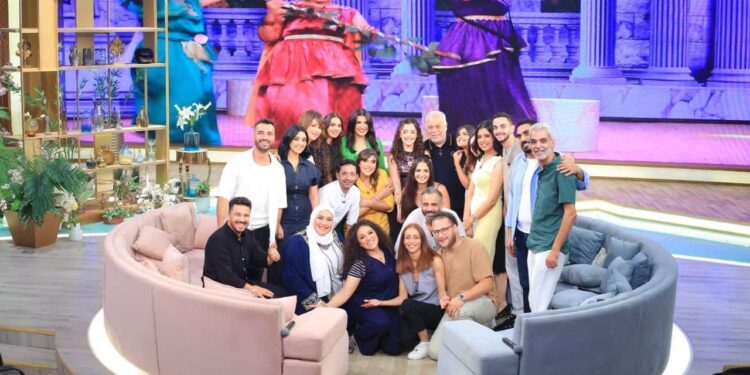 أشرف زكى ومواهب المعهد العالي للفنون المسرحية ضيوف «معكم منى الشاذلى»