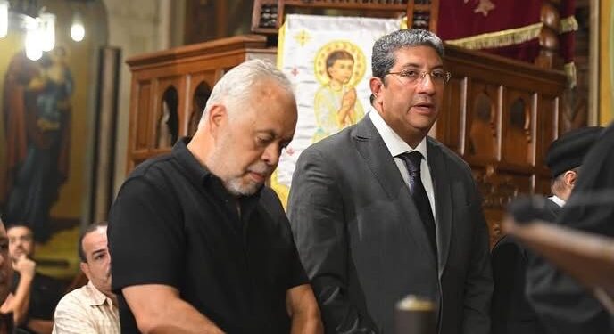 أشرف زكي يشارك في مراسم جنازة الفنان الكبير لطفي لبيب