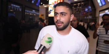 ضهري وسندي بالدّنيا … نجل أحمد السّقّا يدعمه في العرض الخاصّ لفيلم “أحمد وأحمد”