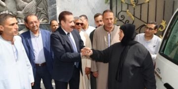 محافظ المنوفية يسلم سيارة ميكروباص جديدة لأسرة مالك سيارة حادث الإقليمي” صاحبة سيارة الحادث” ويكلف المرور والمواقف بإجراءات عاجلة لإنهاء التراخيص