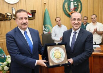 محافظ المنوفية يكرم أوائل الجمهورية من أبناء المحافظة الحاصلين على مراكز متقدمة في الثانوية العامة على مستوى الجمهورية ويهديهم مكافآت مالية وشهادات تقدير ودرع المحافظة تكريماً لتميزهم وتفوقهم