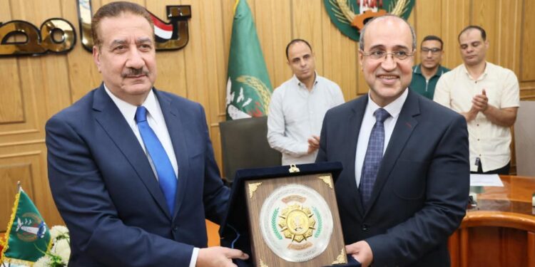 محافظ المنوفية يكرم أوائل الجمهورية من أبناء المحافظة الحاصلين على مراكز متقدمة في الثانوية العامة على مستوى الجمهورية ويهديهم مكافآت مالية وشهادات تقدير ودرع المحافظة تكريماً لتميزهم وتفوقهم