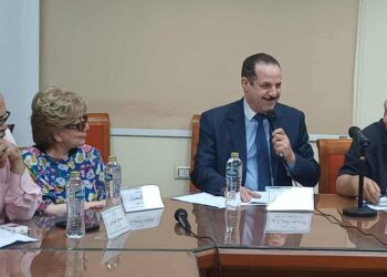 في زمن تتسارع فيه أنماط الحياة، وتتهدد الهويات الثقافية بموجات العولمة، ولدت الموسوعة المصرية لأغنيات الطفل الشعبية، بوصفها مشروعًا توثيقيًا وإنسانيًا فريدًا يسعى لاستعادة صوت الطفل المصري الشعبي، وصوت الأمهات والجدات من الأزقة والنجوع والحارات، ليؤكد أن “الطفل” أنه حامل جينات الثقافة ومصدر من مصادر تجددها الإبداعي