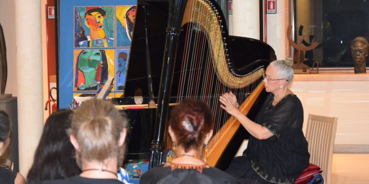 رانيا يحيى تكرم الفنانين المشاركين فى امسية الادب المصري بين الماضى والحاضر بروما