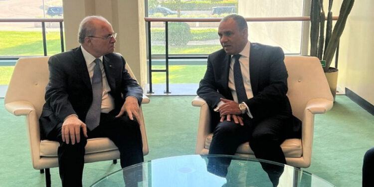 وزير الخارجية والهجرة يلتقى رئيس الوزراء الفلسطيني لبحث قضية فلسطين