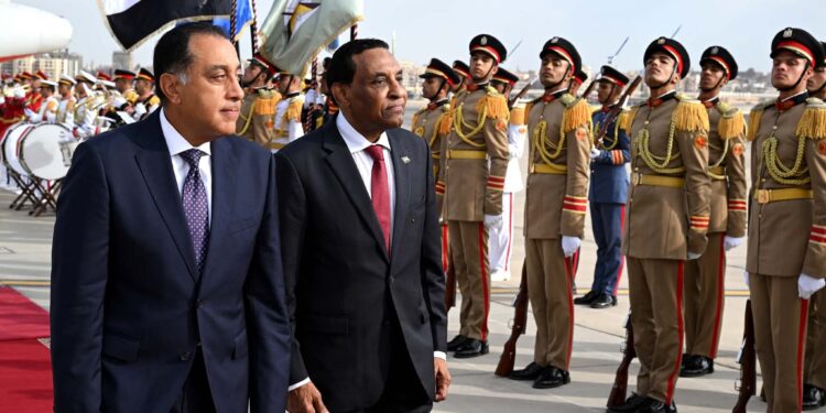 رئيس الوزراء يستقبل نظيره السوداني بمطار القاهرة الدولي