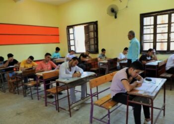 طلاب الثانوية العامة دور ثان يؤدون امتحان الفيزياء والتاريخ