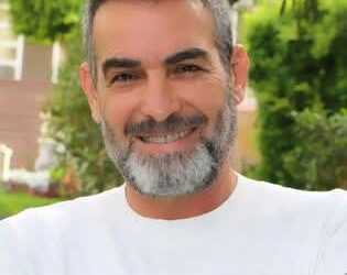 هالة الدمراوى تكتب عن واقعة أحمد عبدالعزيز وعادة السلام والأحضان والطبطبة!