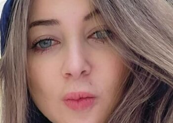 استرجل ومتلبسش اهل بيتك محزق .. نرمين نبيل تكتب وتحذر: بذور التطرف المعلقة في شوارعنا!