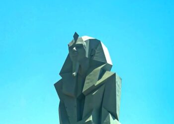 كتبوا عن المتحف الكبير والتمثال الكبير للنحات الدكتور ضياء عوض