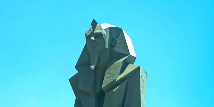 كتبوا عن المتحف الكبير والتمثال الكبير للنحات الدكتور ضياء عوض