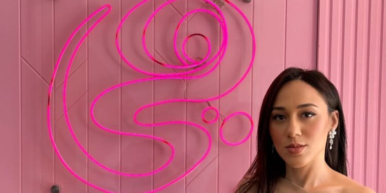 “برنامج تجربتي على قناة هي الفضائية: مناقشة شاملة لقضايا المجتمع والأسرة”