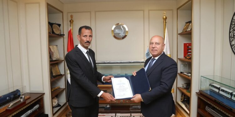 بعد إعادته لحقيبة تحوى أكثر من مليون جنيه لأجنبيتين.. وزير النقل يكرم سائق أتوبيس: (نموذج مشرف)