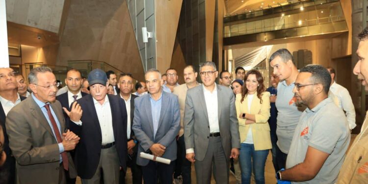 “فودة والنجار” يتفقدان قاعات العرض ومناطق استقبال الزوار بالمتحف المصري الكبير