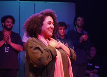 انطلاق عروض ملتقى القاهرة الدُّوَليّ للمسرح الجامعي بعرض «مَسْكَر» على مسرح الهناجر