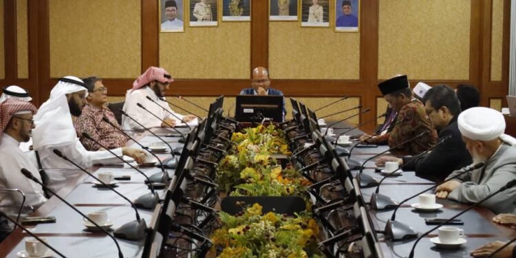 الندوة العالمية تترأس اللقاء التشاوري (١) بين منظمات اللغة العربية ومنصاتها الإلكترونية ورابطة الجامعات الإسلامية في شرق آسيا.