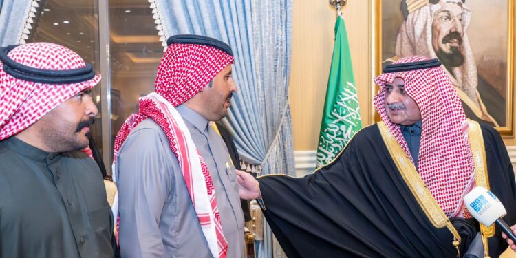 أمير تبوك يكرم شقيقين لأمانتهم ويقدم لهم مكافأة مجزية