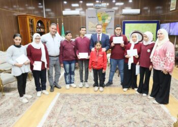 محافظ المنوفية يكرم الطلاب المتفوقين بمدرسة  النور للمكفوفين بشبين الكوم ويهديهم مكافآت مالية تحفيزاً لهم