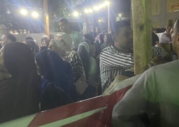 ويتواصل الإقبال على اللجان الانتخابية بمدرسة المنوات حتى بداية ساعات الليل