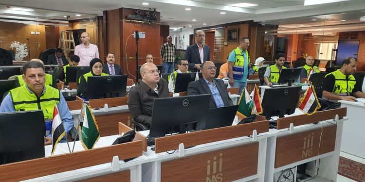غرفة العمليات بمحافظة الجيزة تتابع من داخل مركز السيطرة للطوارئ فعاليات افتتاح المتحف المصري الكبير للتعامل مع اي بلاغات طارئة