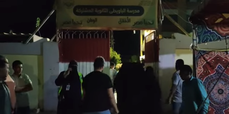 تحيا مصر شعار الاقبال على الانتخابات البرلمانية بمدرسة البويطى الثانوية بالواحات