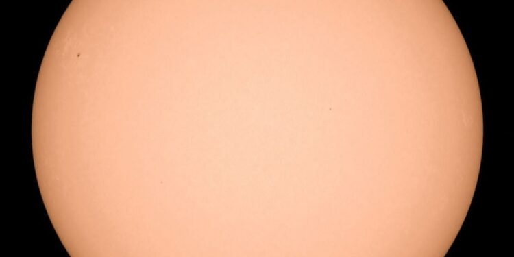 فلكية جدة…هدوء على سطح الشمس