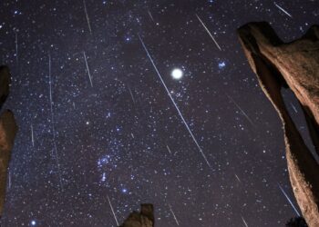 سماء المنطقة تشهد زخة قوية من الشهب هذه الليلة