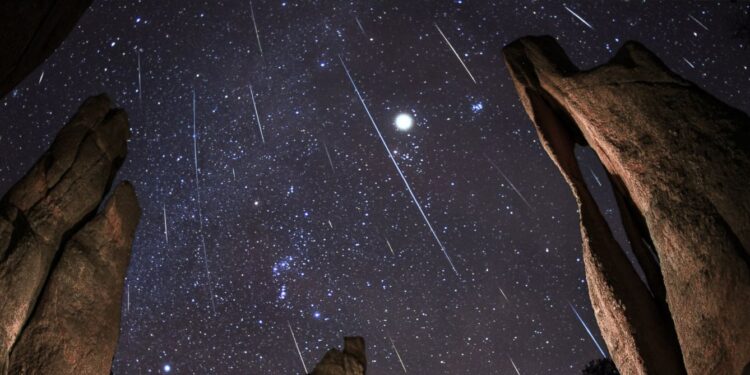 سماء المنطقة تشهد زخة قوية من الشهب هذه الليلة