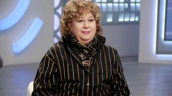 الراحلة سمية الألفى صاحبة بصمة الصوت الأيقونية بمواصفات إنسانية ، وذهبت بجوار روح حبيبها الذي عشقها فاروق الفيشاوي بذات المرض السرطان ، وقصة شهر يوليو ميلاد الحبيبة ووفاة الحبيب