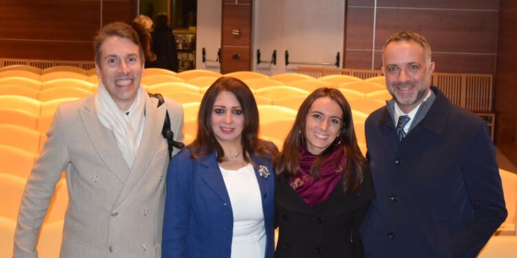 رانيا يحى تهدى درع أكاديمية الفنون بروما للبروفيسير كريستيان جريكو