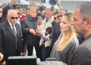 الصور الأولى من زيارة أنجلينا جولي لمعبر رفح لتفقد دخول المساعدات إلى غزة
