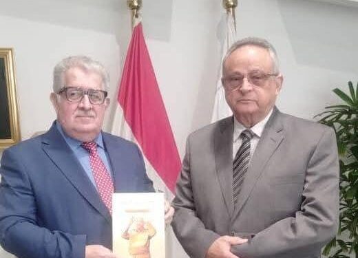 شيركو حبيب يهدي مدير مكتبة الإسكندرية مؤلفاته حول التاريخ الكوردي