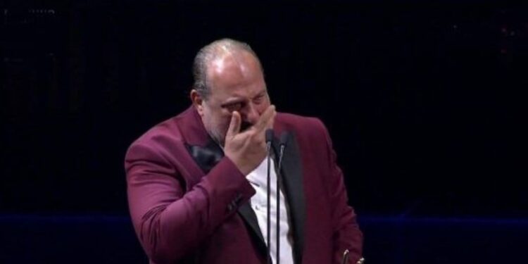 بكاء خالد الصاوي بسبب فيديو مؤثر لطارق عبدالعزيز: أصبحت حفار قبور لأصحابي